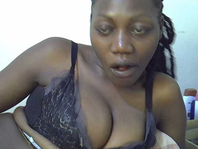 juicy-bella live cam on BongaCams