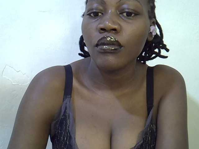 juicy-bella live cam on BongaCams