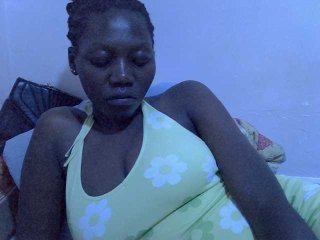 juicy-bella Live Cam on BongaCams