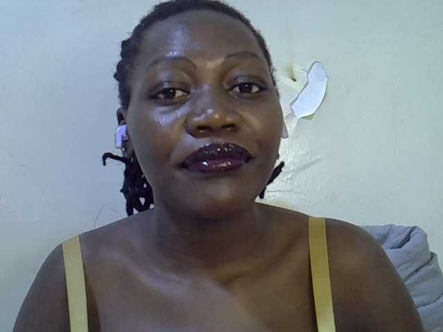 juicy-bella live cam on BongaCams