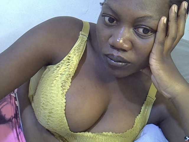 juicy-bella live cam on BongaCams
