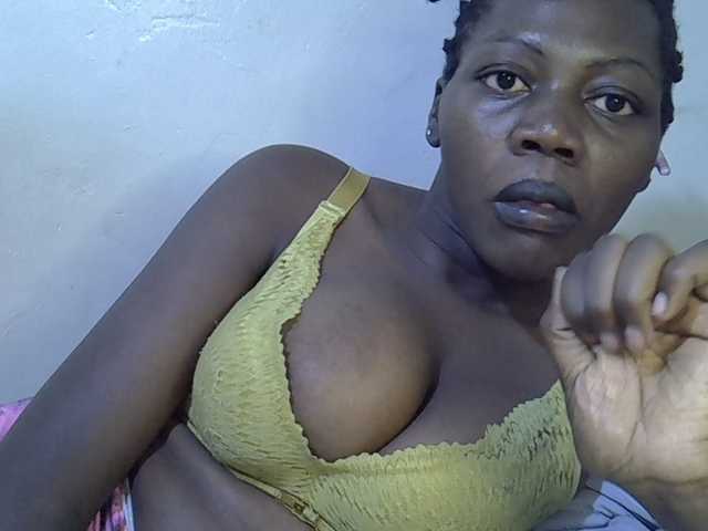 juicy-bella live cam on BongaCams