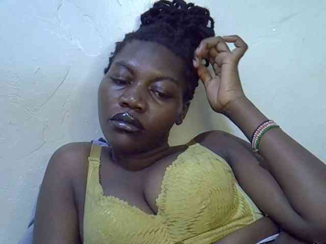 Model: juicy-bella