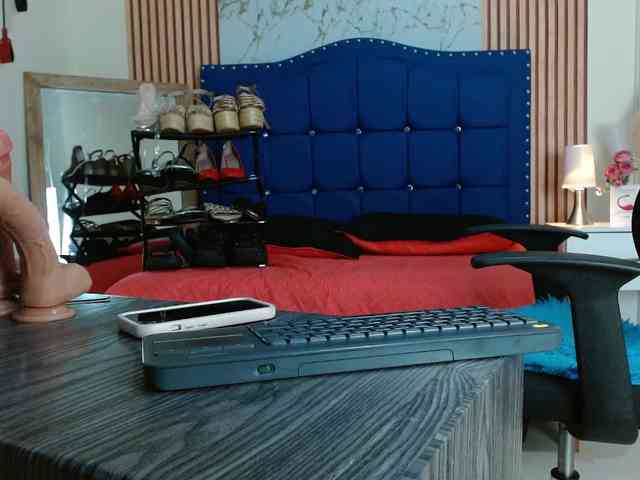 Daniela-Saenz webcam