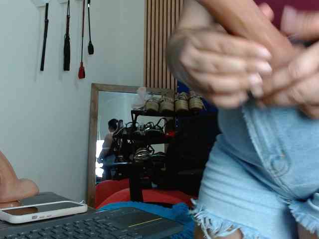 Daniela-Saenz webcam