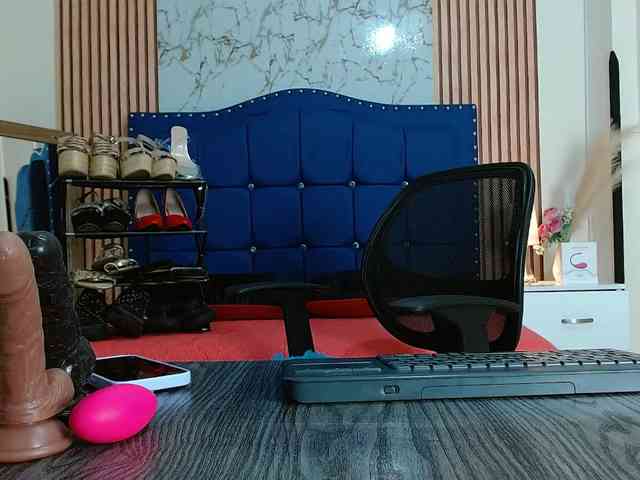 Daniela-Saenz webcam