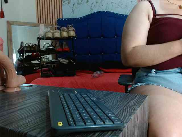 Daniela-Saenz webcam