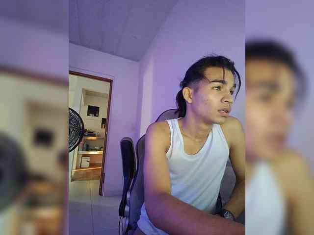 ROOMEXOTIC11 webcam