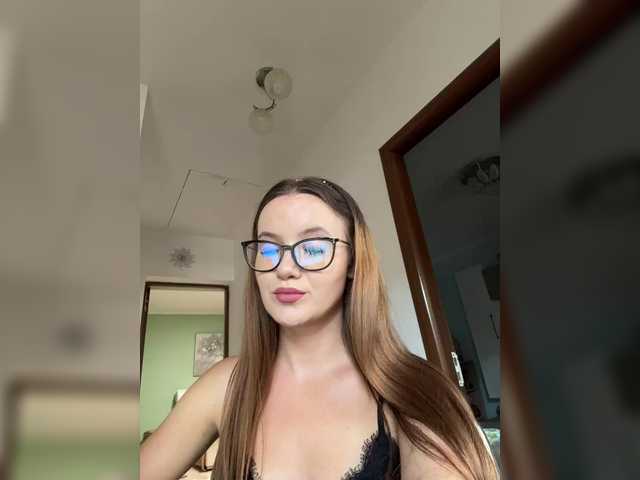 IsPlayfulMia live cam on BongaCams