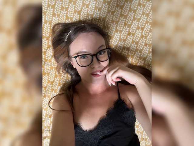 IsPlayfulMia live cam on BongaCams