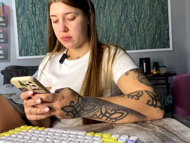 naughty-mailey live show