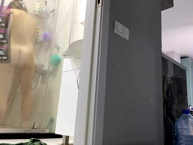 naughty-mailey live show