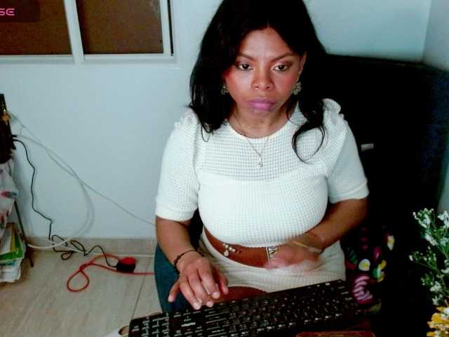 le modèle lizethrey73 est en webcam porno dans un show sur le site bongacams, il possède les tags suivants: Ebony,Brunette,Hairy