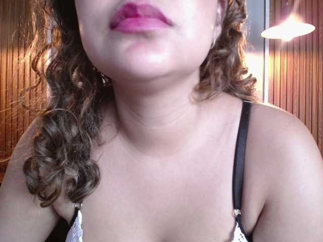 CurlyDani's BongaCams show and profile