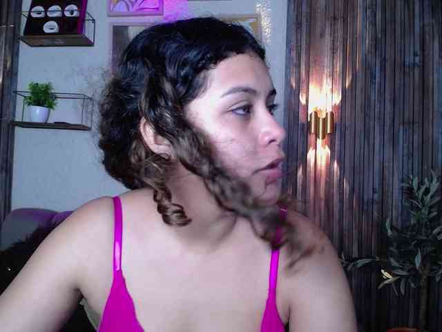 CurlyDani webcam
