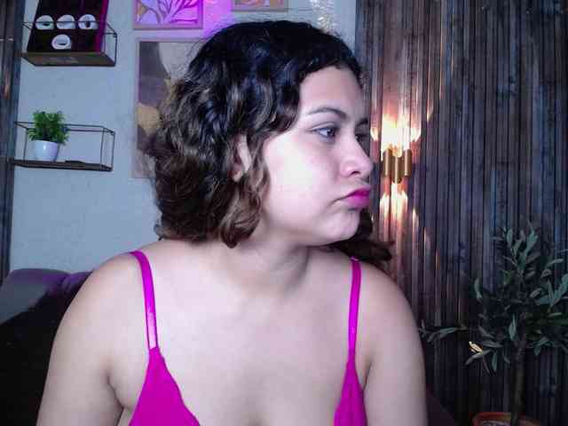 CurlyDani webcam