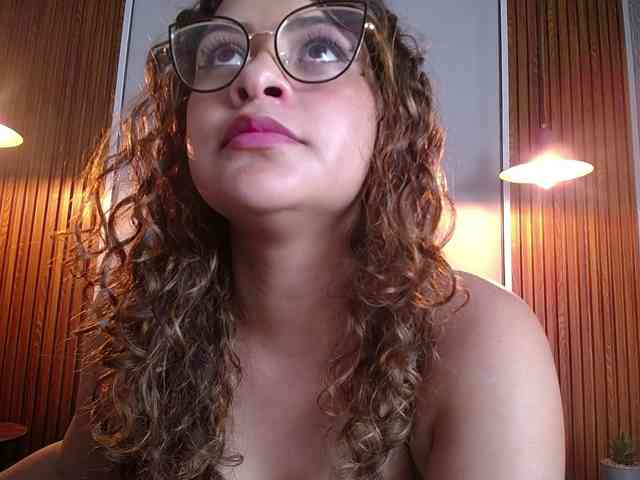 CurlyDani webcam