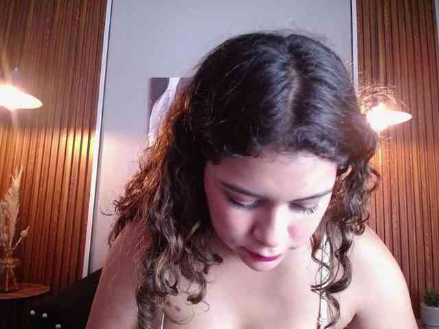 CurlyDani webcam