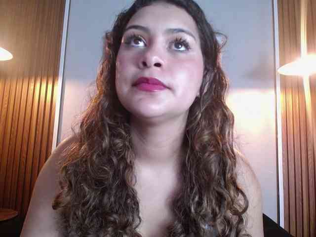 CurlyDani webcam