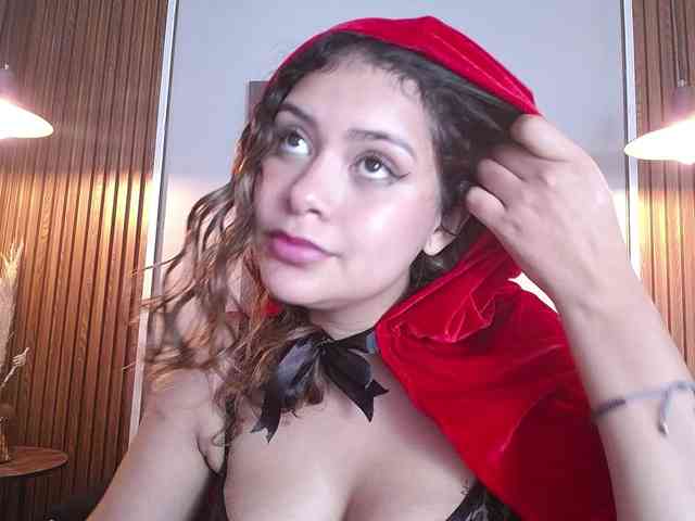 CurlyDani webcam