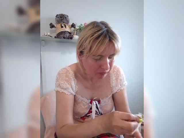 Lady_in_Red webcam