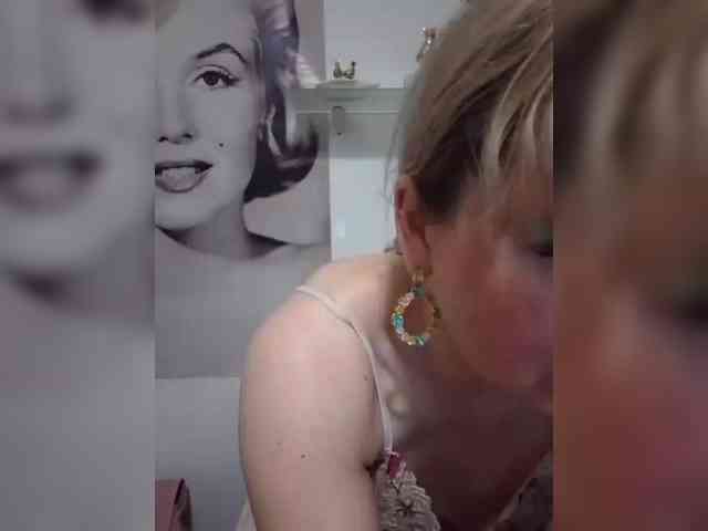 Lady_in_Red webcam