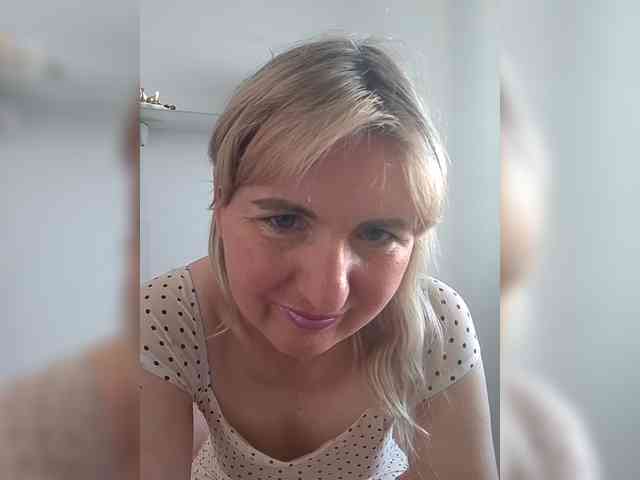 Lady_in_Red webcam