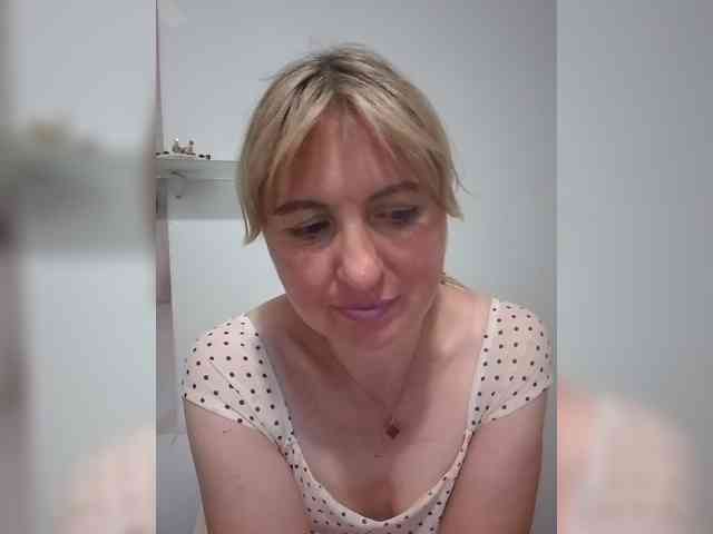 Lady_in_Red webcam