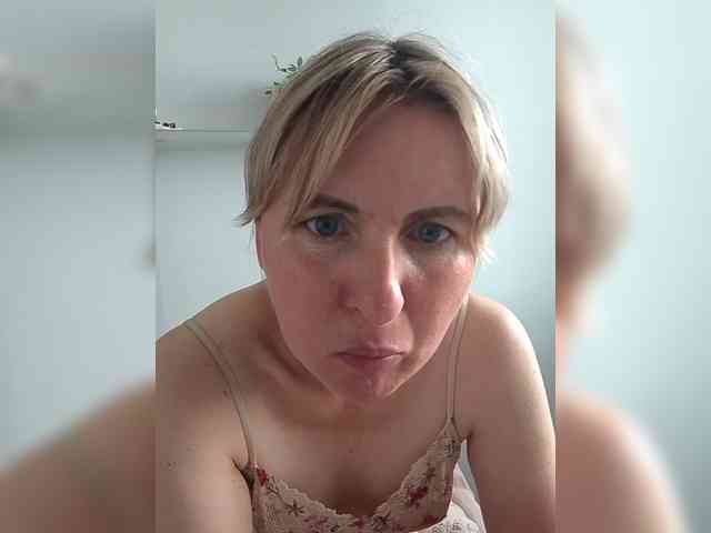 Lady_in_Red webcam