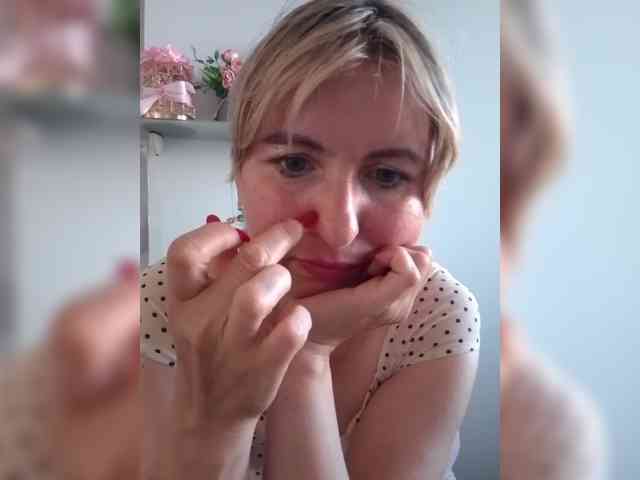 Lady_in_Red webcam