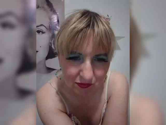 Lady_in_Red webcam