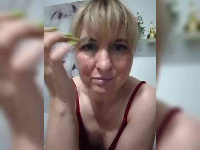 Lady_in_Red webcam
