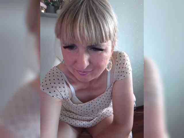 Lady_in_Red webcam