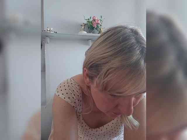 Lady_in_Red webcam