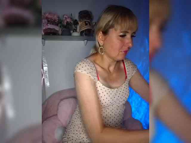 Lady_in_Red webcam