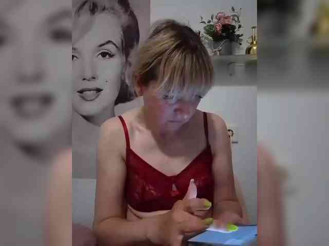 Lady_in_Red webcam