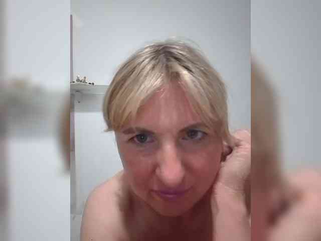 Lady_in_Red webcam