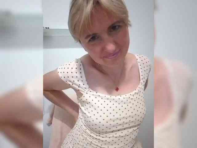 Lady_in_Red webcam