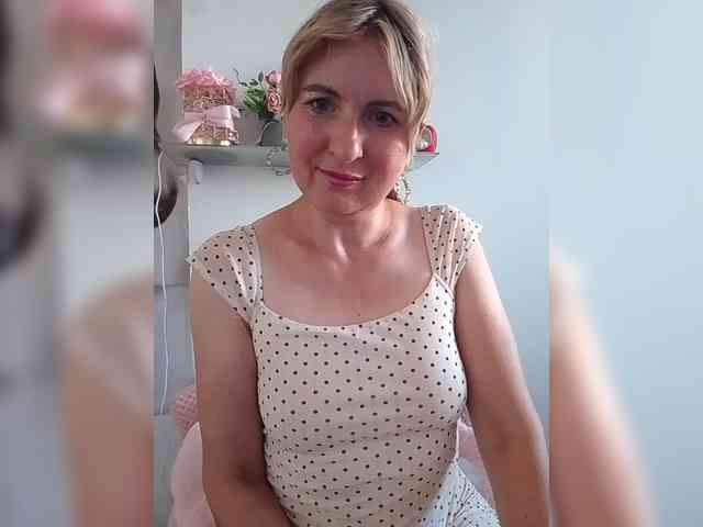 Lady_in_Red webcam