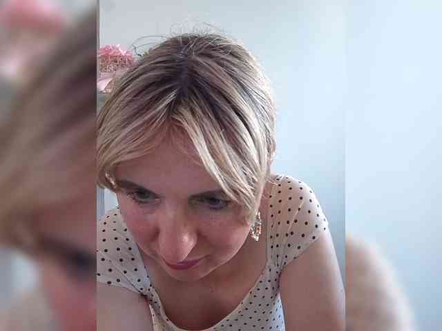 Lady_in_Red webcam