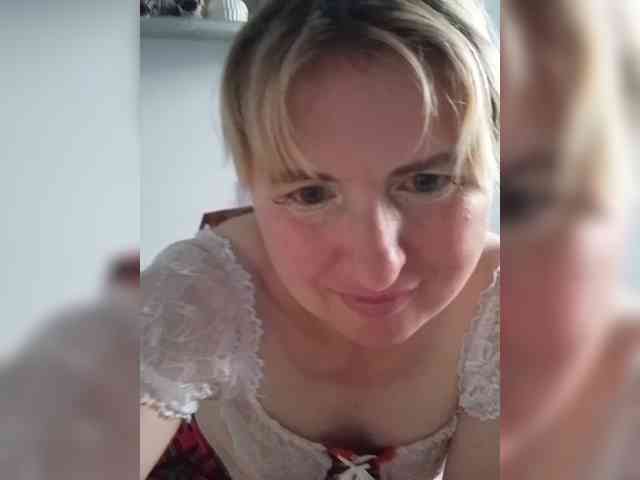 Lady_in_Red webcam