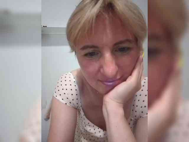 Lady_in_Red webcam