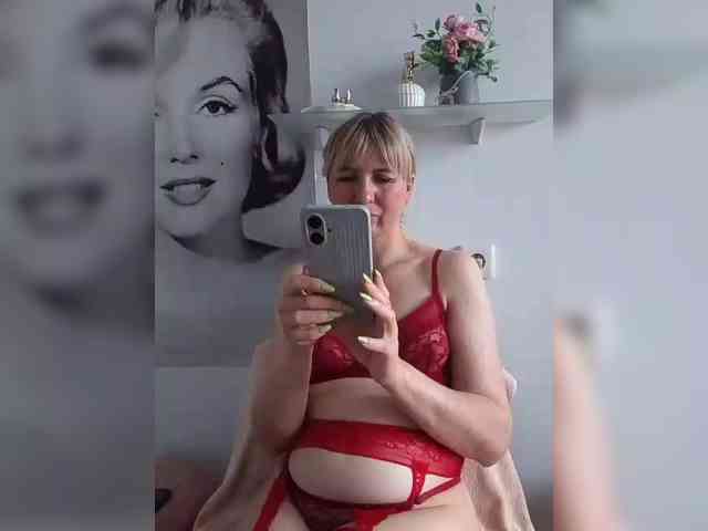 Lady_in_Red webcam