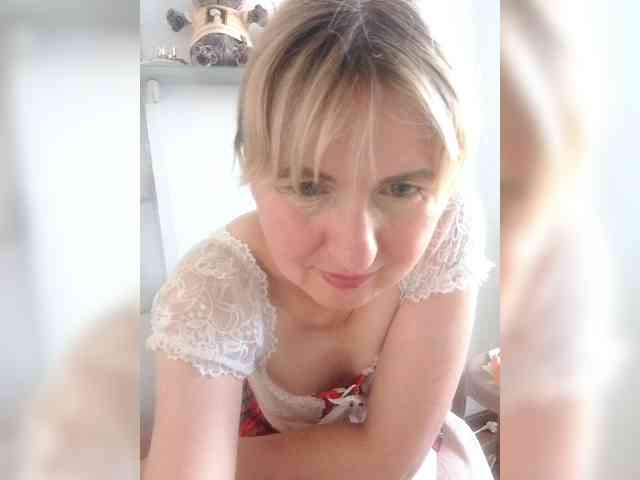 Lady_in_Red webcam