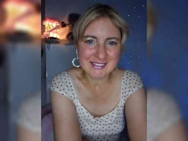 Lady_in_Red webcam