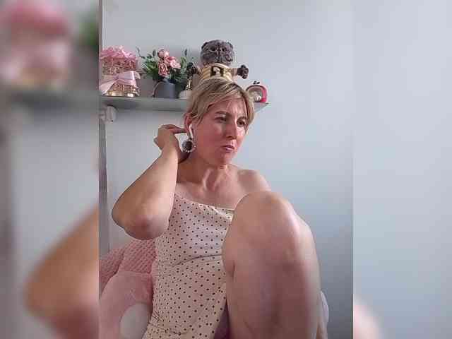 Lady_in_Red webcam