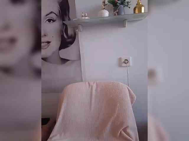 Lady_in_Red webcam