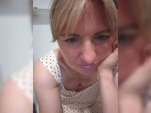 Lady_in_Red webcam