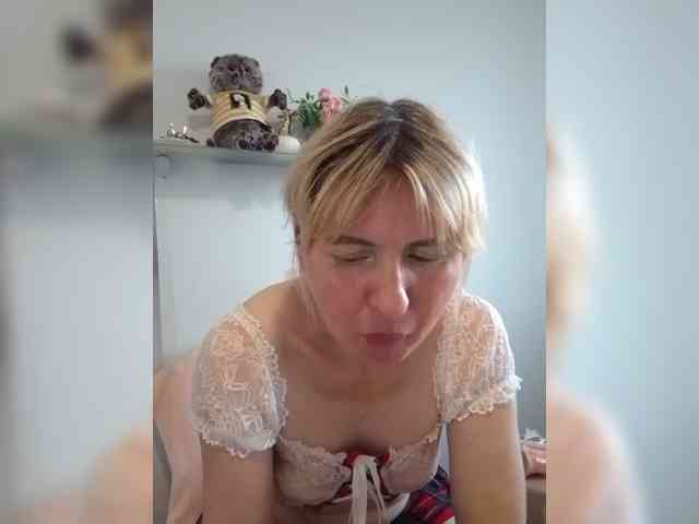Lady_in_Red webcam