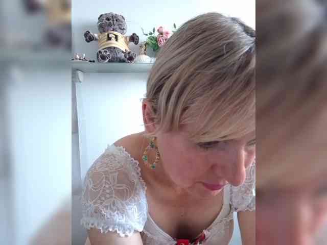 Lady_in_Red webcam